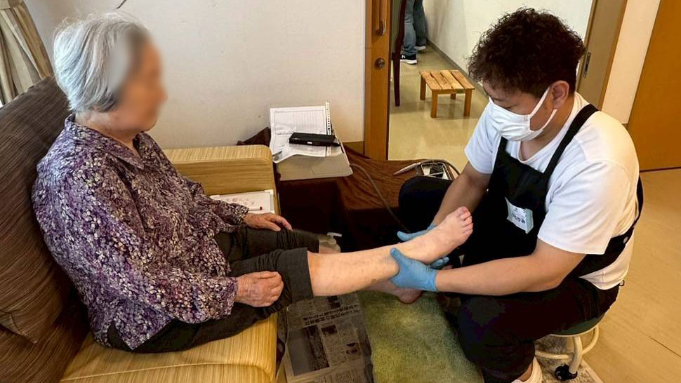 足のマッサージ施術風景